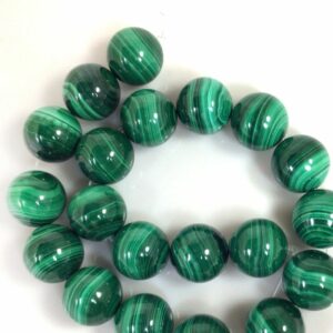 Piedra malaquita de tonos verdes intensos con vetas naturales.