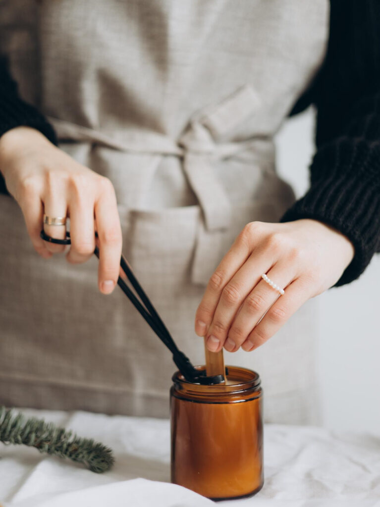 Crea tu vela online. Persona haciendo una vela.