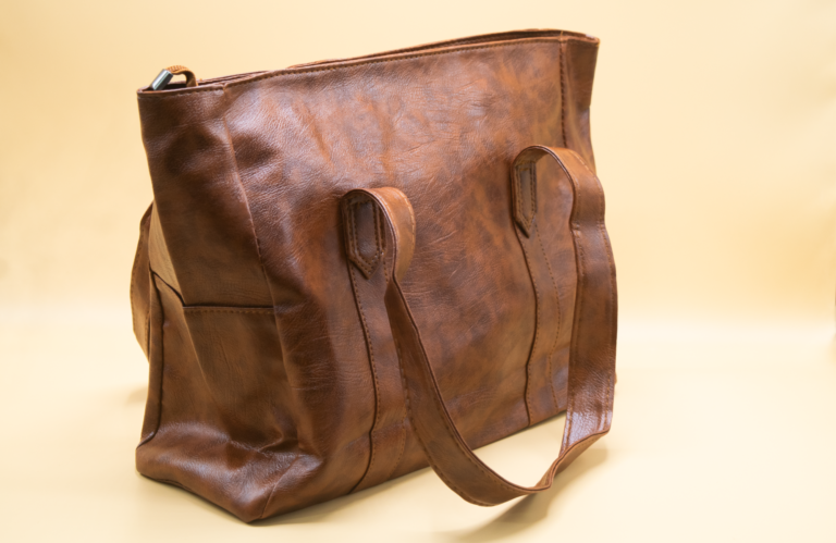 Joyas y Accesorios. Bolso color café, cuero sintético.