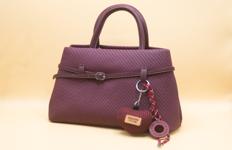 Joyas y Accesorios. Cartera color borgoña, con detalles en plateado.