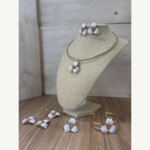 Bisutería y Accesorios. Conjunto de bisutería. Joyas, anillos, pulsera, aretes y collar sobre un busto.