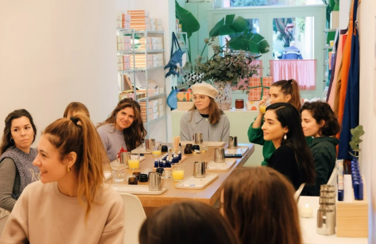Crea tu propia vela. Personas en un taller para hacer velas.